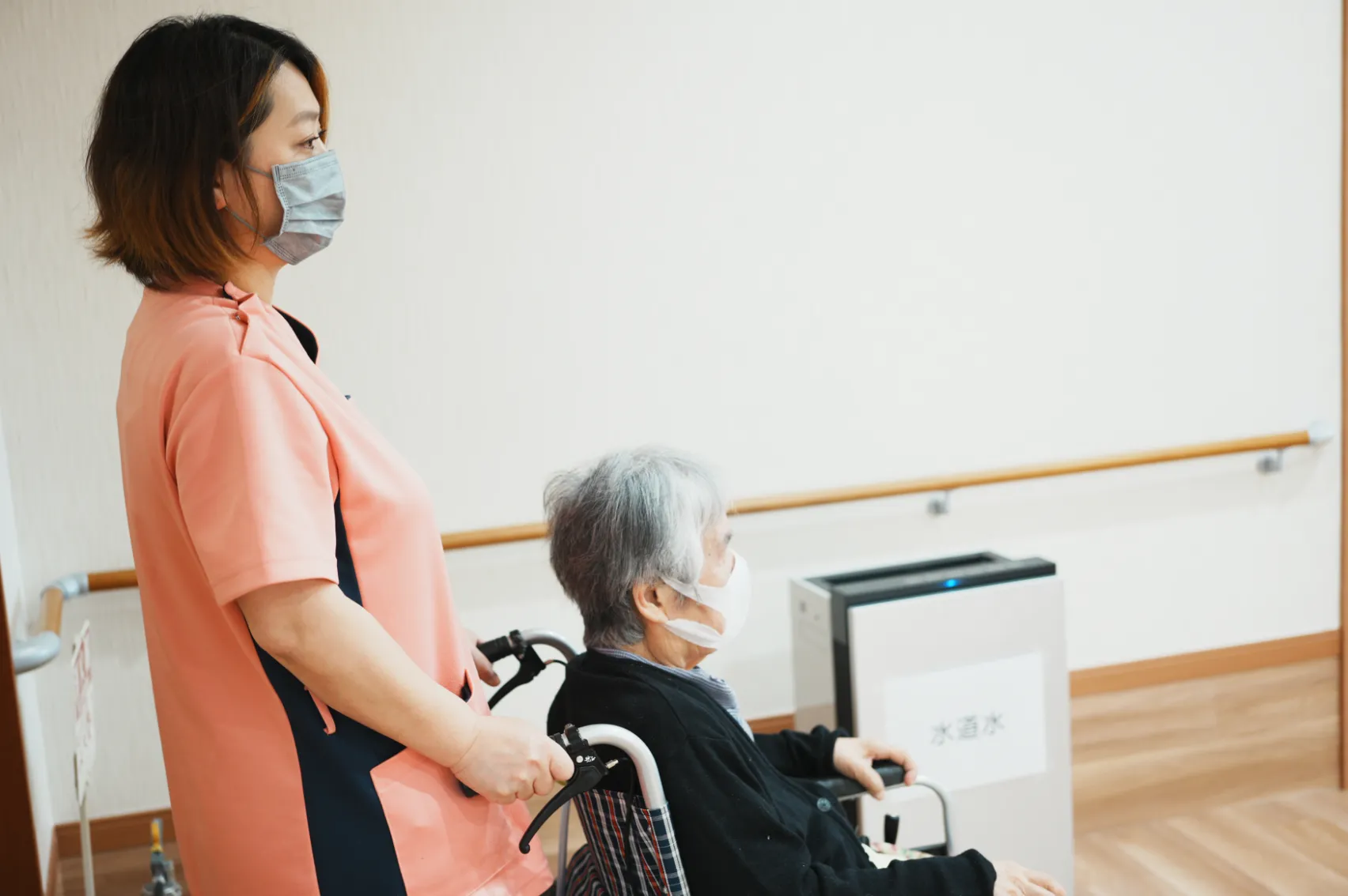 日常生活の介護や機能訓練を受けて、健康的な生活の様子